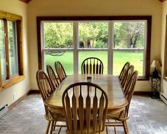 Welcome to our lodge! The perfect place to make your northern Michigan memories. - Benzonia - Comedor