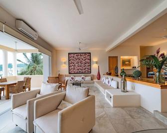 Spacious Oceanfront Condo - Steps To The Beach - Santa María Huatulco - Sala de estar