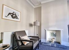 Moorland House by Switchback Stays - Cardiff - Living room