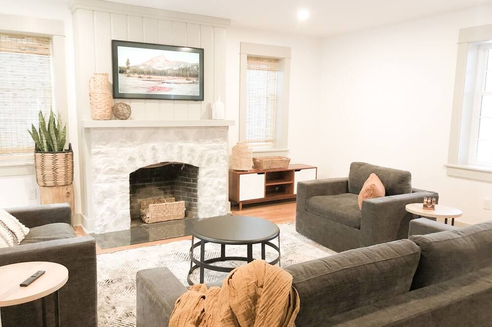 3-Bedroom Steps from Bucknell Renovated - Lewisburg - Living room