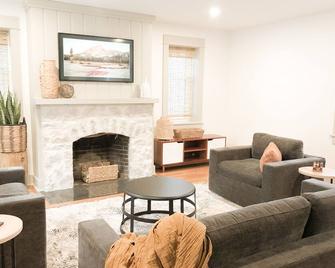3-Bedroom Steps from Bucknell River Views - Lewisburg - Living room