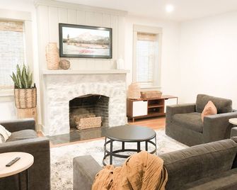 3-Bedroom Steps from Bucknell Renovated - Lewisburg - Living room
