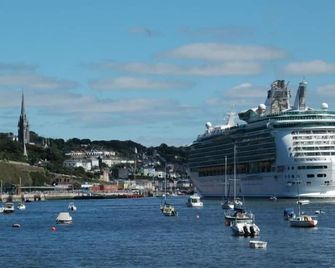Watersedge Hotel - Cobh