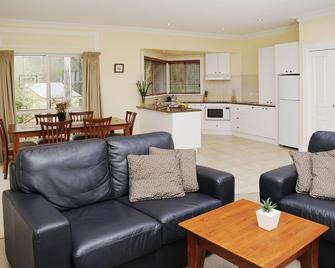 Waverley House Cottages - Lakes Entrance - Oturma odası