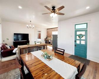 504 Historic Brickhouse off Main St. - 2 Blocks from Salmon River - Salmon - Dining room