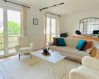 Bright 2br Family-Friendly Home -Basf - Free Parking - Super Fast Wifi - Ludwigshafen am Rhein - Living room