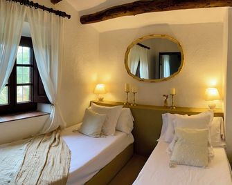Masia Cal Mingo, paradise lost between vineyards and the sea, Barcelona Spain. - Canyelles - Bedroom