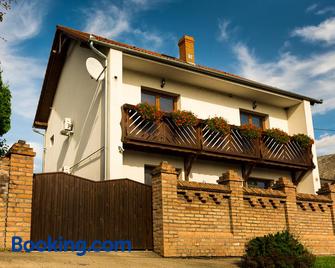 Bella Vendégház Palkonya - Villány - Building