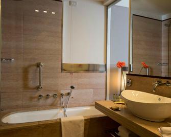 DoubleTree by Hilton Florence Metropole - Florence - Bathroom