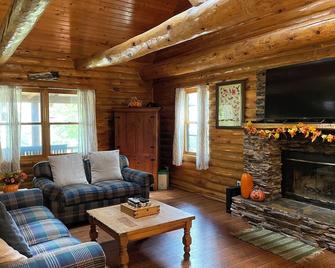 Dog-Friendly Log Home On Fox River Il Near Starved Rock, Porch, Deck, Firepit - Sheridan - Living room
