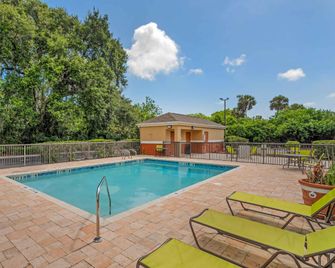 Extended Stay America Suites - Melbourne - Airport - מלבורן - בריכה