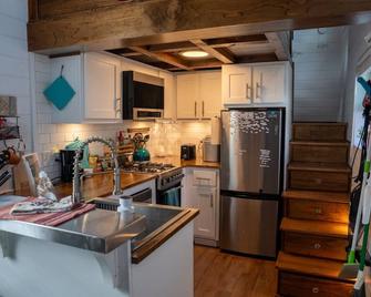 Tiny Home w Great Bay Views Pets Near Eglin Beach - Freeport - Cocina