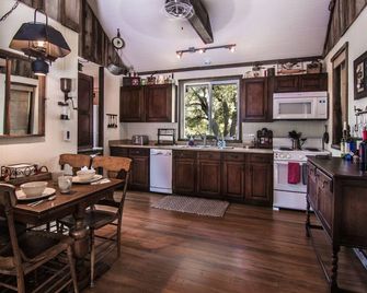 Cozy Oaks Cabin - Idyllwild - Kitchen