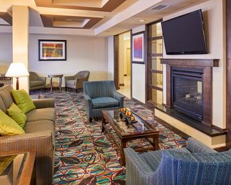 هوليداي إن إكسبرس آند سويتس إل باسو أيربورت أريا، آن آي آيتش جي هوتل - إل باسو - غرفة معيشة