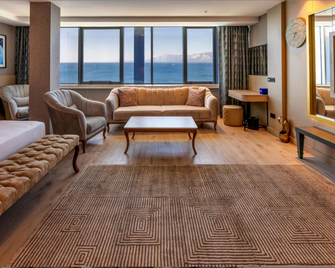 Delta Hotels by Marriott Antalya Lara - Antalya - Living room