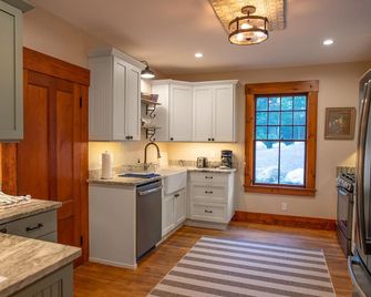 Home with beach access, incredible water views, washer/dryer & golf nearby - Holderness - Kitchen