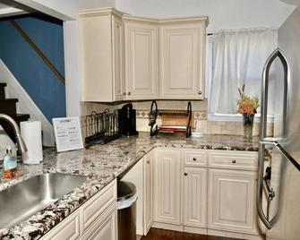 Mt Holly Home With Playground Grill Basketball, free cancel - Mount Holly - Kitchen