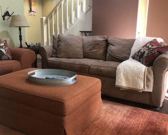 Peek'n Peak Ski in/Ski out Slope side. Enjoy all seasons.Golf across the street. - Clymer - Living room