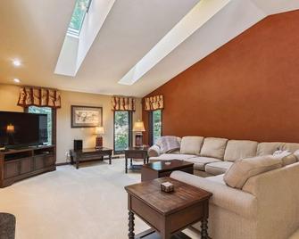 Great Group Getaway: Games Galore + Outdoor Oasis - Painesville - Sala de estar