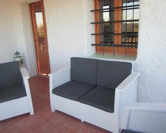 Barbecue, Wood Oven, Pool, Mini Golf, Ping Pong, Table Football, Basketball - Pedrola - Wohnzimmer