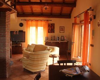 Mount Etna Chalet - Bronte - Living room