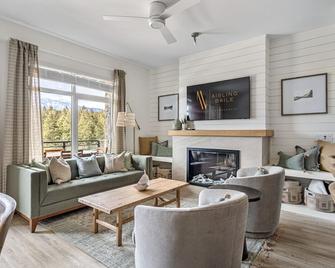 Hot Tub | 2 Min From Lake | Modern | Shuffle Board - Invermere - Wohnzimmer