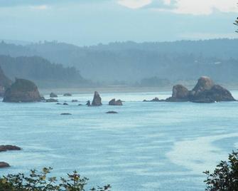 Prime location! Trinidad Bay Ocean Views Overlooking Trinidad Harbor and Pier! - Trinidad - Habitación