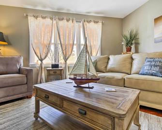 Modern Abode with Patio about 1 Mi to Stockton Lake! - Stockton - Living room