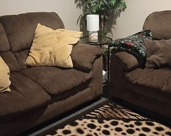 Wonderful unit located downtown with alleyway parking, perfect for quiet stays. - Mount Pleasant - Olohuone