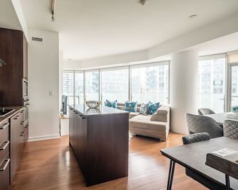 Gorgeous 2 Bedroom 2 Bath Condo in the Heart of Downtown - Toronto - Living room