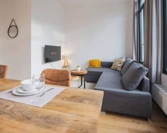 Spacious 6-Guest Antwerp Duplex + Free parking - Antwerp - Living room