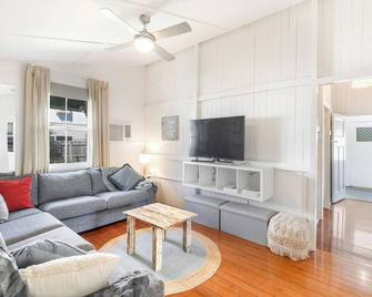 Cosy Queensland Charm - A Family, Friendly Cottage - Urangan - Living room