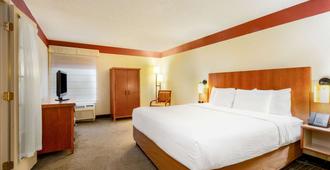 La Quinta Inn & Suites by Wyndham Charlotte Airport North - Charlotte - Kamar Tidur