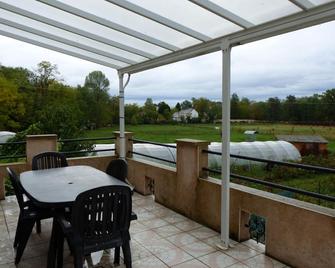 Gîte Climatise Près de la Sioule avec Jardin Privatif, Terrasse et Tout Confort - FR-1-489-96 - Saint-Germain-de-Salles - Patio