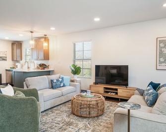 Charming 3-bedroom townhome in Powell with a fresh coastal vibe! - Powell - Obývací pokoj
