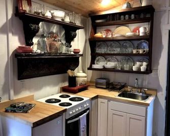 The Dogwood Cabin – Part of Cashiers Lake Cabins - Cashiers - Kitchen