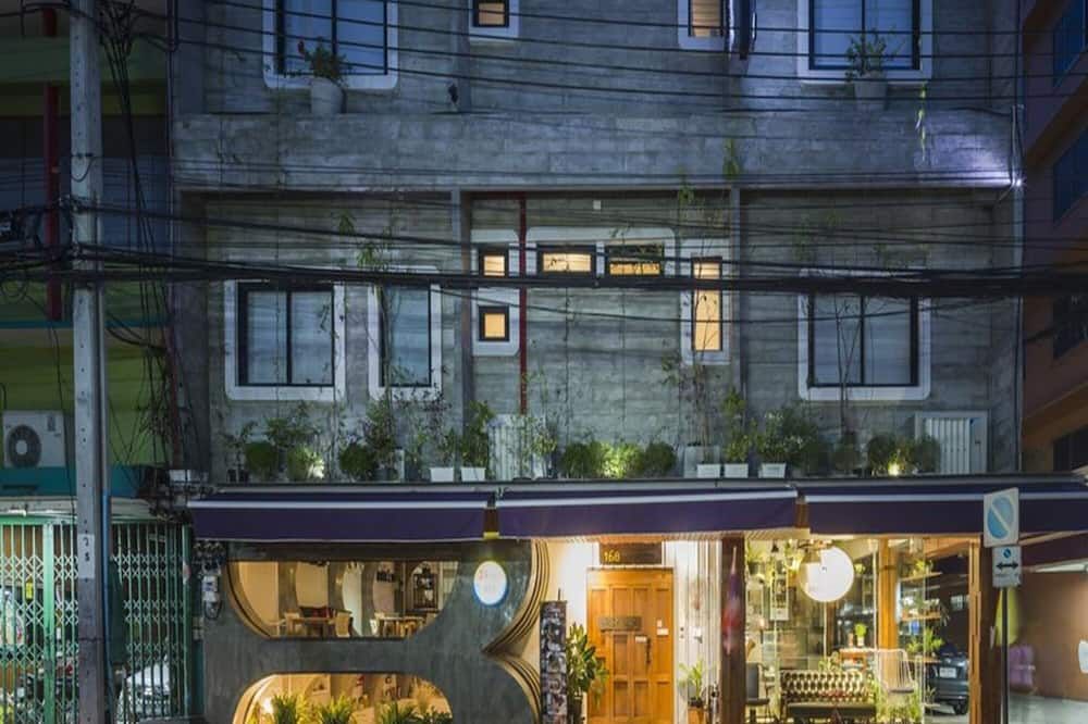 كوليكشن أو جاساين ستيليش يونيك هوتل