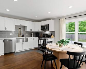 New! Private Lakefront Retreat [3br/2ba] Game Room - Waterford - Kitchen