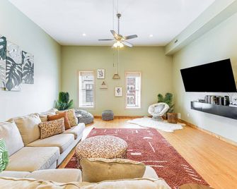 Bring a Pet: Historic Downtown Olean Apartment - Olean - Sala de estar