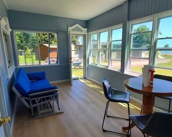 Quiet lakeview deluxe cottage borders bird santuary 250 feet from the beach. - Dunkirk