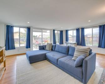 Seaside Vacation Rental with Patio Near Monterey Bay - Seaside - Living room