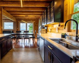 Mountain View Sanctuary | Pet-Friendly Log Cabin with Long Range Views in Weaverville - Weaverville - Kitchen