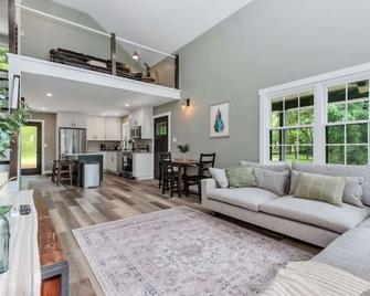 Modern 3 BR house in Belmont - Belmont - Living room