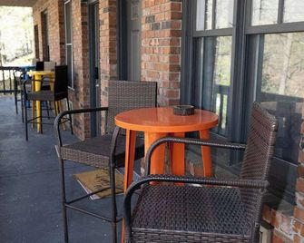 Bella Paradiso 5 King Bed Studio Walk to Downtown - Eureka Springs - Patio