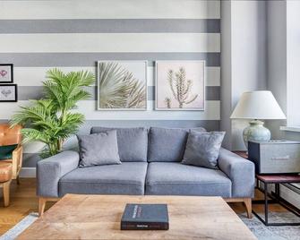 Luxury Tribeca 1BR w/ Gym, Doorman + Roof deck by Blueground - New York - Living room