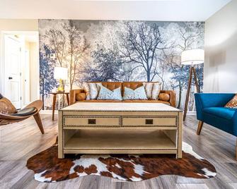 NEW! Fully stocked luxury home 5 min to I-65/I-72. - Athens - Living room