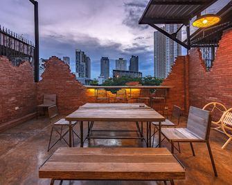 Siam Plug In Hostel - בנגקוק - פטיו