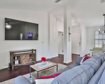 Modern E. Orange Park Home 6+Bed Fence Beach 40min - Middleburg - Living room