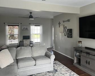 Gorgeous Hokie Home ~ Football, Graduation, Vcom And C'burg Aquatics - Christiansburg - Living room