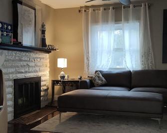 Lake access with beach on street and kayak rentals - West Bloomfield - Living room